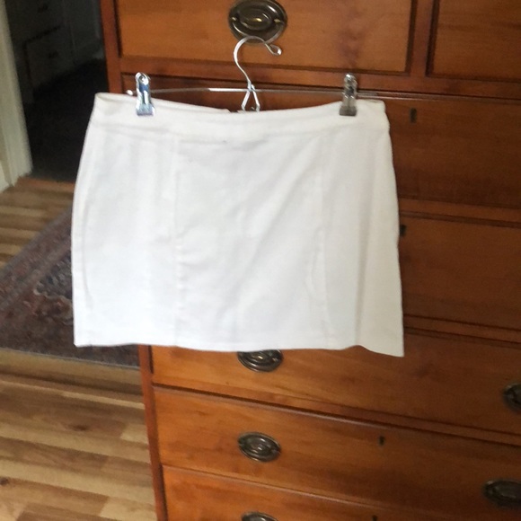 Forever 21 white mini skirt w front zipper. - Picture 2 of 3